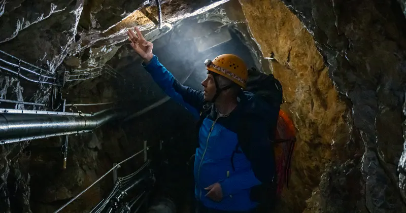 Professor Michael Krautblatter die betrokken is bij het onderzoek op de Hochvogel, is ook vaak te vinden in de ondergrondse tunnels van het Schneefernerhaus, een Duits onderzoeksinstituut in de buurt van de Zugspitze in het Wettersteingebergte. Ook daar worden permanent metingen verricht naar bewegingen in rotsen.